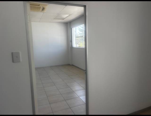 18M² SERVICED OFFICE TO LET IN SAVOY ESTATE